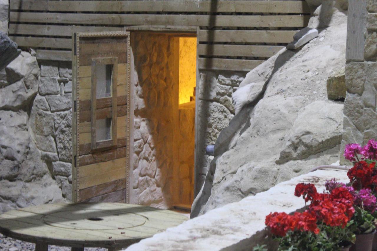 7 Caves Hotel Al Jāyah Esterno foto